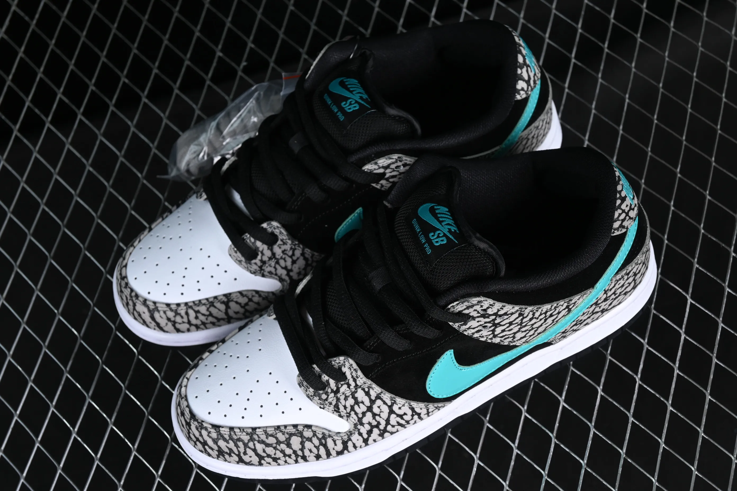 All categories Nk SB Dunk series Nk SB Dunk Low low-top sneakers Nk SB Dunk Low Pro black and white green spotted pattern sports skateboard shoes BQ6817-009